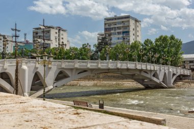 Skopje, Makedonya - 13 Mayıs 2017: nehir Vardar Makedonya Üsküp şehir merkezinden geçen