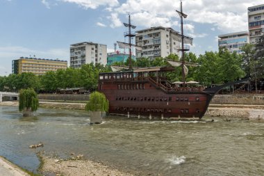 Skopje, Makedonya - 13 Mayıs 2017: nehir Vardar Makedonya Üsküp şehir merkezinden geçen