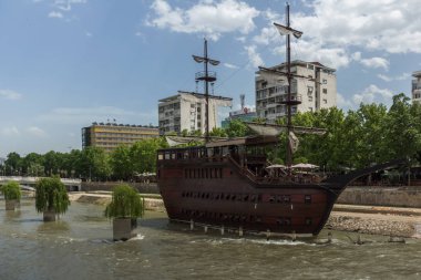 Skopje, Makedonya - 13 Mayıs 2017: nehir Vardar Makedonya Üsküp şehir merkezinden geçen