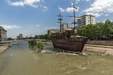 Skopje, Makedonya - 13 Mayıs 2017: nehir Vardar Makedonya Üsküp şehir merkezinden geçen