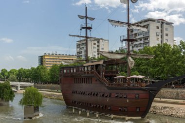 Skopje, Makedonya - 13 Mayıs 2017: nehir Vardar Makedonya Üsküp şehir merkezinden geçen