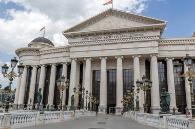 Skopje, Makedonya - 13 Mayıs 2017: Üsküp şehir merkezi ve Arkeoloji Müzesi, Makedonya Cumhuriyeti