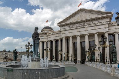 Skopje, Makedonya - 13 Mayıs 2017: Üsküp şehir merkezi ve Arkeoloji Müzesi, Makedonya Cumhuriyeti