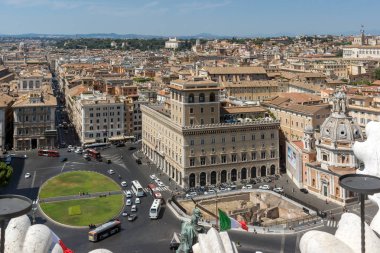 Rome, İtalya - 23 Haziran 2017: Panoramik Roma çatıdan sunak vatanın, İtalya