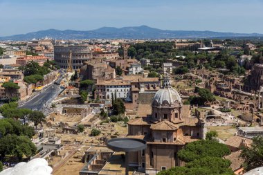 Rome, İtalya - 23 Haziran 2017: Panoramik Roma çatıdan sunak vatanın, İtalya