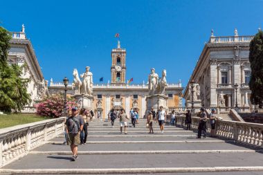 Rome, İtalya - 23 Haziran 2017: Heykel ve Capitoline müzeleri yılında Roma, İtalya, şehrin önünde çiçek