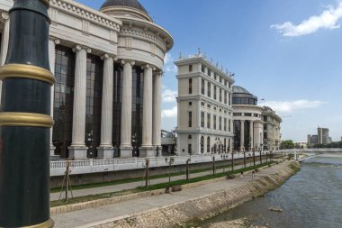 Skopje, Makedonya - 13 Mayıs 2017: Üsküp şehir merkezi ve Arkeoloji Müzesi, Makedonya Cumhuriyeti