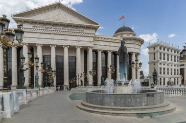 Skopje, Makedonya - 13 Mayıs 2017: Üsküp şehir merkezi ve Arkeoloji Müzesi, Makedonya Cumhuriyeti