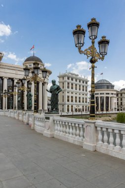 Skopje, Makedonya - 13 Mayıs 2017: medeniyetler Köprüsü şehir merkezinde Üsküp, Makedonya Cumhuriyeti