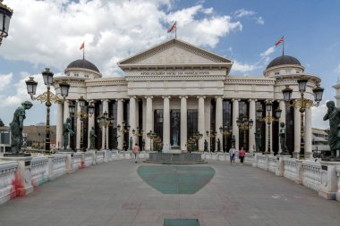 Skopje, Makedonya - 13 Mayıs 2017: Üsküp şehir merkezi ve Arkeoloji Müzesi, Makedonya Cumhuriyeti