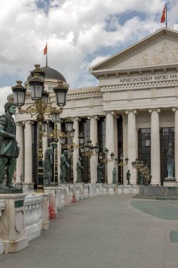 Skopje, Makedonya - 13 Mayıs 2017: Üsküp şehir merkezi ve Arkeoloji Müzesi, Makedonya Cumhuriyeti