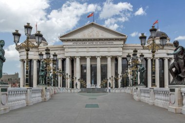Skopje, Makedonya - 13 Mayıs 2017: Üsküp şehir merkezi ve Arkeoloji Müzesi, Makedonya Cumhuriyeti