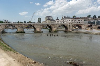 Skopje, Makedonya - 13 Mayıs 2017: Üsküp Şehir Merkezi, eski taş köprüsü ve Vardar Nehri, Makedonya Cumhuriyeti