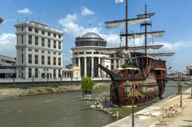 Skopje, Makedonya - 13 Mayıs 2017: nehir Vardar Makedonya Üsküp şehir merkezinden geçen