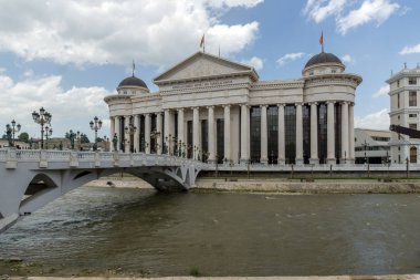 Skopje, Makedonya - 13 Mayıs 2017: Üsküp şehir merkezi ve Arkeoloji Müzesi, Makedonya Cumhuriyeti
