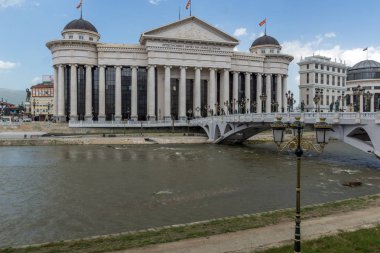 Skopje, Makedonya - 13 Mayıs 2017: Üsküp şehir merkezi ve Arkeoloji Müzesi, Makedonya Cumhuriyeti