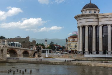 Skopje, Makedonya - 13 Mayıs 2017: Üsküp şehir merkezi ve Arkeoloji Müzesi, Makedonya Cumhuriyeti