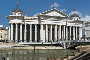 Skopje, Makedonya - 13 Mayıs 2017: Üsküp şehir merkezi ve Arkeoloji Müzesi, Makedonya Cumhuriyeti