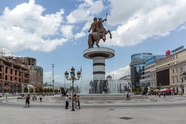 Skopje, Makedonya - 13 Mayıs 2017: Üsküp şehir merkezi ve İskender büyük anıt, Makedonya