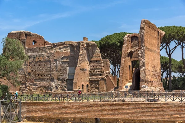 Rome, İtalya - 24 Haziran 2017: Panoramik harabelerini Palatine Tepesi City Roma, İtalya
