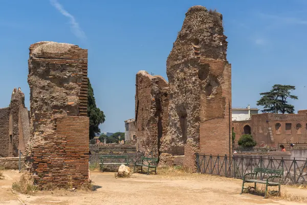 Rome, İtalya - 24 Haziran 2017: Panoramik harabelerini Palatine Tepesi City Roma, İtalya