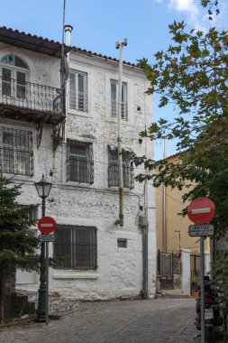 Xanthi, Yunanistan - 23 Eylül 2017: Street ve eski evleri eski kasaba İskeçe, Doğu Makedonya ve Trakya, Yunanistan