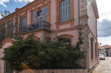 Xanthi, Yunanistan - 23 Eylül 2017: Street ve eski evleri eski kasaba İskeçe, Doğu Makedonya ve Trakya, Yunanistan