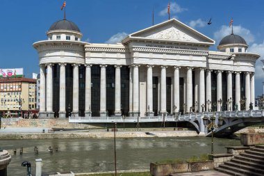 Skopje, Makedonya - 13 Mayıs 2017: Üsküp şehir merkezi ve Arkeoloji Müzesi, Makedonya Cumhuriyeti