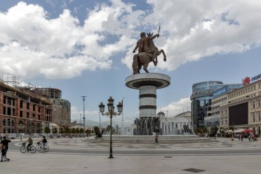 Skopje, Makedonya - 13 Mayıs 2017: Üsküp şehir merkezi ve İskender büyük anıt, Makedonya