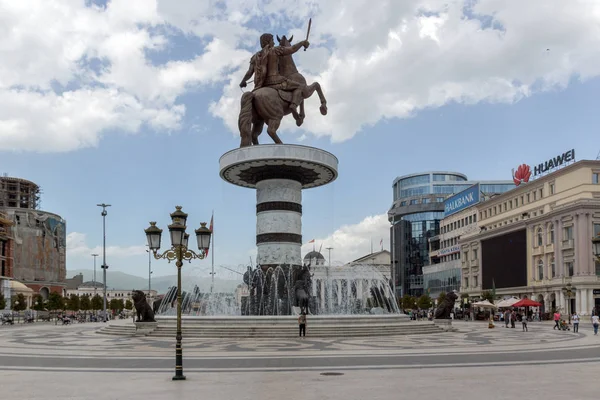 Skopje, Makedonya - 13 Mayıs 2017: Üsküp şehir merkezi ve İskender büyük anıt, Makedonya