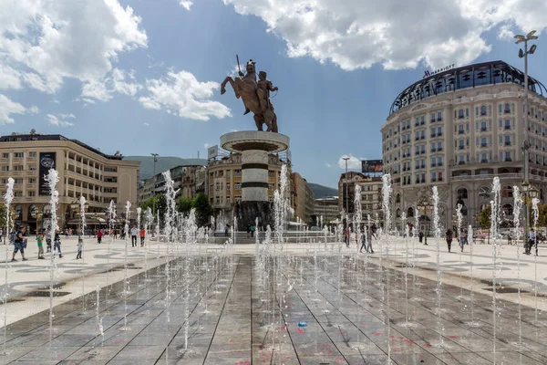 Skopje, Makedonya - 13 Mayıs 2017: Üsküp şehir merkezi ve İskender büyük anıt, Makedonya