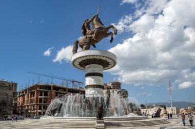Skopje, Makedonya - 13 Mayıs 2017: Üsküp şehir merkezi ve İskender büyük anıt, Makedonya
