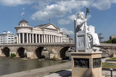 Skopje, Makedonya - 13 Mayıs 2017: Bizans İmparatoru Justinian heykeli ben ve Arkeoloji Müzesi, Makedonya Cumhuriyeti