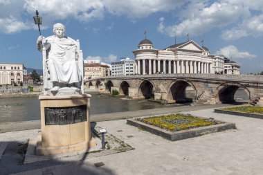 Skopje, Makedonya - 13 Mayıs 2017: Bizans İmparatoru Justinian heykeli ben ve Arkeoloji Müzesi, Makedonya Cumhuriyeti