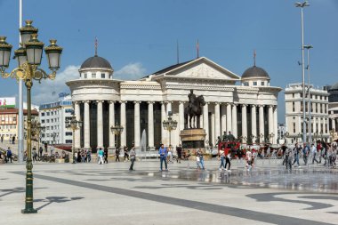 Skopje, Makedonya - 13 Mayıs 2017: Üsküp şehir merkezi ve Arkeoloji Müzesi, Makedonya Cumhuriyeti