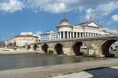 Skopje, Makedonya - 13 Mayıs 2017: Üsküp şehir merkezi ve Arkeoloji Müzesi ve eski taş köprü, Makedonya Cumhuriyeti