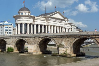 Skopje, Makedonya - 13 Mayıs 2017: Üsküp şehir merkezi ve Arkeoloji Müzesi ve eski taş köprü, Makedonya Cumhuriyeti