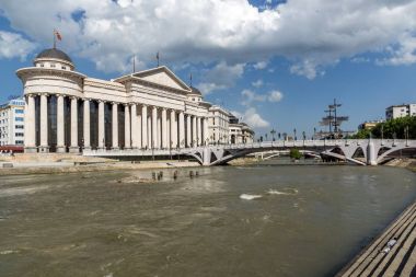 Skopje, Makedonya - 13 Mayıs 2017: Üsküp şehir merkezi ve Arkeoloji Müzesi, Makedonya Cumhuriyeti