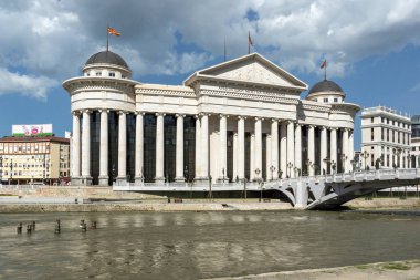 Skopje, Makedonya - 13 Mayıs 2017: Üsküp şehir merkezi ve Arkeoloji Müzesi, Makedonya Cumhuriyeti