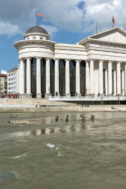 Skopje, Makedonya - 13 Mayıs 2017: Üsküp şehir merkezi ve Arkeoloji Müzesi, Makedonya Cumhuriyeti