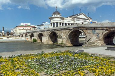 Skopje, Makedonya - 13 Mayıs 2017: Üsküp şehir merkezi ve Arkeoloji Müzesi ve eski taş köprü, Makedonya Cumhuriyeti