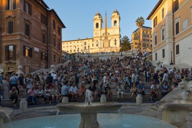 Rome, İtalya - 23 Haziran 2017: Şaşırtıcı günbatımı görünümünü İspanyol Merdivenleri ve Piazza di Spagna, Roma, İtalya