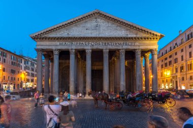 Rome, İtalya - 23 Haziran 2017: Güzel bir gece görünümünü Pantheon ve Via Nazionale, Roma, İtalya