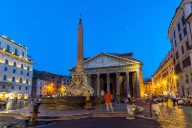 Rome, İtalya - 23 Haziran 2017: Güzel bir gece görünümünü Pantheon ve Via Nazionale, Roma, İtalya