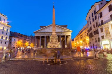 Rome, İtalya - 23 Haziran 2017: Güzel bir gece görünümünü Pantheon ve Via Nazionale, Roma, İtalya