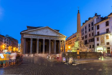 Rome, İtalya - 23 Haziran 2017: Güzel bir gece görünümünü Pantheon ve Via Nazionale, Roma, İtalya