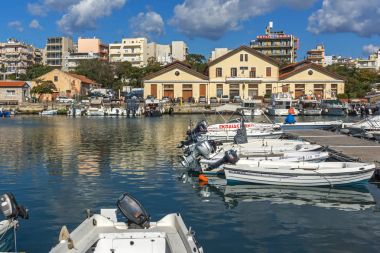 Dedeağaç, Yunanistan - 23 Eylül 2017: Bağlantı noktası ve Dedeağaç şehri, Doğu Makedonya ve Trakya, Yunanistan için Panorama