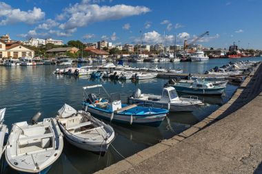 Dedeağaç, Yunanistan - 23 Eylül 2017: Bağlantı noktası ve Dedeağaç şehri, Doğu Makedonya ve Trakya, Yunanistan için Panorama