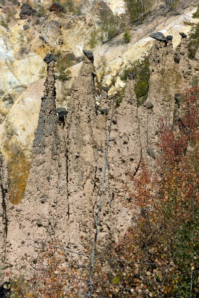 ラダン山 セルビアの岩形成悪魔の町の素晴らしい紅葉風景 — ストック写真