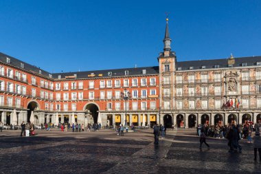 Madrid, İspanya - 22 Ocak 2018: Plaza Mayor Madrid, İspanya kralı Philips III heykeli ile